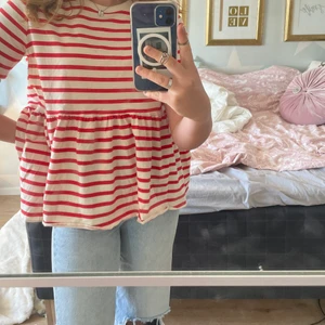 Randig zara tröja i storlek S  - Jätte fin tröja från zara, använd fåtal gånger då jag har för mycket kläder. Bra skick och jätte skön! 