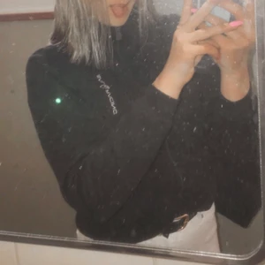 Sail racing tröja  - Säljer min sail racing tröja eftersom jag knappt använder den, har haft den i typ 1 år och den är som ny. 