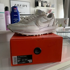 Nike LD Waffle Sacai White Nylon - Använda Sacai Waffles, condition 7/10. Inga skador. €450 på Stockx. Size 8.5 US/42 EU