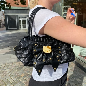 As cool väska🖤🖤 - Supercool Hello Kitty väska🖤Y2K vibes🤩Köpt på second hand🖤Bara att be om fler bilder😊Pris från 100kr, flera intresserade=budgivning🖤🤩