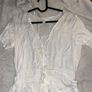 Oanvänd blus/topp - Oanvänd blus/topp från H&M i strl 32 men sitter som S. Säljes för 39kr, hämtas i enköping eller skickas. Köparen står för frakt❤️