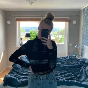 Tröja i spets, fransa, strl m - Svart tröja med spetsdetaljer, strl M, använd en gång☺️