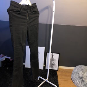 Svarta boot cut jeans - Svarta boot cut jeans, i storlek M fina inga slitningar eller hål eller så.