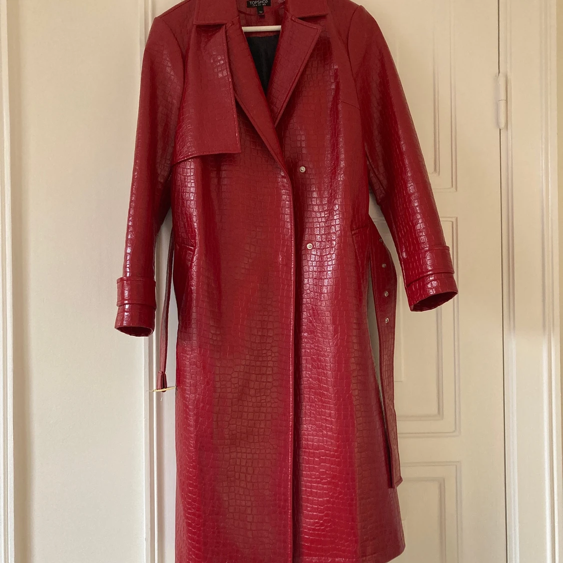 Röd kappa i lack - 90