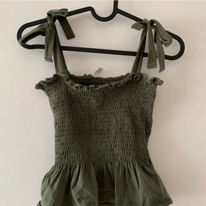 Trendigt linne - Säljer detta trendiga och helt oanvänd gröna linne. Storlek XS men passar även S då det är stretchigt 💚 du knyter axelbanden själv