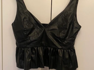 Zara topp - As cool svart zara topp i läder material, aldrig använd köpt i julas❤️
