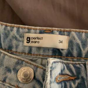 Jättefina jeans från Gina tricot! Som ny skick👍💗.                Ett hål på varje knä på byxan!🤍