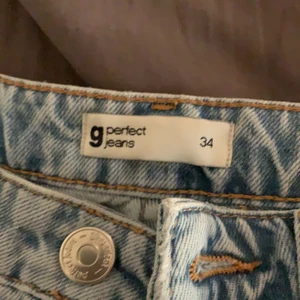 Gina tricot jeans st. 34 - Jättefina jeans från Gina tricot! Som ny skick👍💗.                Ett hål på varje knä på byxan!🤍