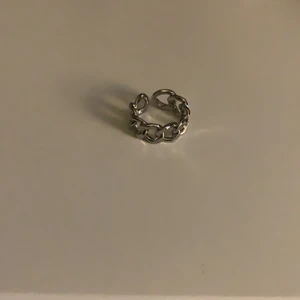 Ring - Ring som är justerbar, sterlingsilver och rostfritt stål. 70kr plus frimärke kostnad 15 kr