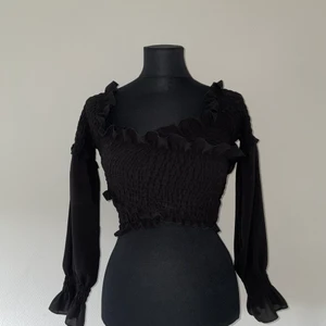 Räfflad topp - Topp som man kan ha både på axlarna eller off-shoulder! Nyskick! 