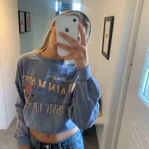 Sweatshirt  - Säljer min slutsålda sweatshirt från pull and bear, säljer pga av att jag inte använder den endast använd ett fåtal gånger så i ny skick. 