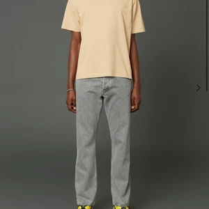 Hope rush denim bleach grey - De populära Hope rush denim bleach grey i storlek 32, är 1.87 cm lång och normalbyggd. Köpta i julas för 1400kr, säljes för 1000kr. Obs, uppmärksamma hålet på bild tre 