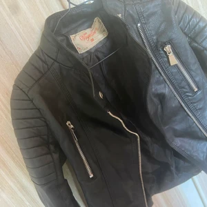 skinnjacka  - Fin skinnjacka storlek 38 