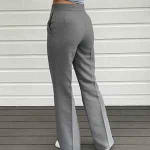 Gråa kostymbyxor - Jättefina slutsålda gråa kostymbyxor i nyskick, aldrig använda❤️❤️ Jag är 172cm å tveka inte för att höra av er vid frågor!🌟