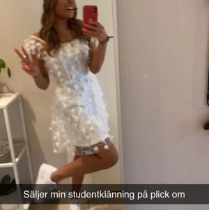 Ida Sjöstedt klänning  - Säljer min älskade student klänning då den inte kommer komma till användning igen. Den är i färgen vit, inte som på första bilderna utan som på den sista. Dem första är hur den ser ut fast i en mer gräddvit färg. Denna är vanlig vit. Och i storlek S, hör av dig om du vill ha mer bilder. Man kan ha både axelbanden offsoulder eller på axlarna
