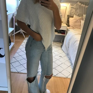 Poncho  - Poncho i flätat vitt typ som är väldigt skön. Det är i bra skick och knappt använd. Jag säljer den för jag känner att den inte passar bra på mig. Den är mysig att ha nu på hösten och är en väldigt trevlig och mysig tröja