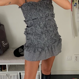 Rutig volangklänning  - Rutig volangklänning i stretchigt material med reglerbara band från Berskha, storlek M men passar även S då den formar sig efter kroppen. Fint skick 🤍