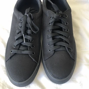 Svarta skor från Asos - Säljer nu dom här sjukt fina skorna då dom var för små för mig. Dom är endast testade har aldrig använt dom. De är i storleken 40 från Asos, helt svarta. Dom är lite platform. Hör av dig om du är intresserad! :)