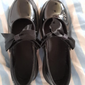 helt nya mary janes - nya och oanvända mary janes av dr martens. sälja billigt så jag verkligen behöver pengar!!! köpta här på plick. storlek 37 men stora I storleken, skulle säga att dom passar bäst på en 38, kanske även en 39 ifall du inte är så petig med hur dom sitter. Möts upp I Östersund eller fraktar!