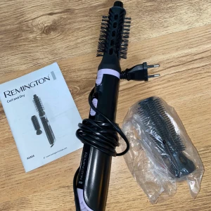 Remington Curl and Dry - Säljer en värmeborste, endast använd 2 gånger. Jag ansåg inte att den funkade för mig. Inköptes för 249 kr men säljer den för 150 + frakt.