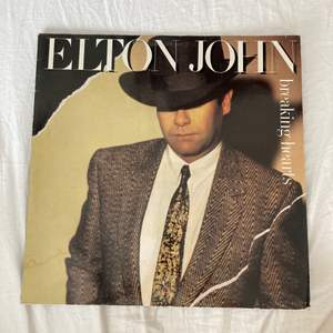 Vinylskiva av Elton John, hans album Breaking Hearts. I fint skick som spelar bra. 