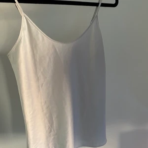 Silvrigt linne - Silvrigt linne i satin från Zara. Använd fåtal gånger!