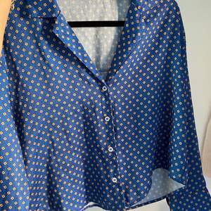 Tvärsnygg skjorta i satin med ett fint mönster. Använd 2 gånger.