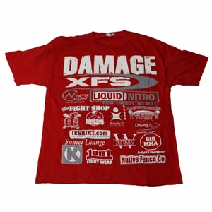 DAMAGE - Vintage Graphic Tee - En sjukt cool och unik tröja som har två stora tryck, ett på ryggen och ett över framdelen. Perfekt för dig som gillar stora Graphic tees med retro tryck! Den är köpt i en thriftstore som heter vandi i Los Angeles 