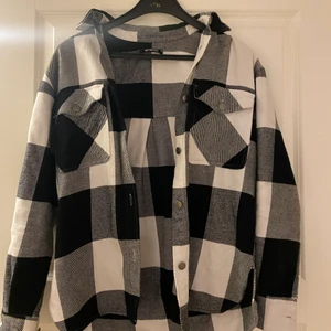 Flanellskjorta/jacka  - Säljer nu en vit svart rutig flanell jacka från gina tricot, storlek XS. Är i bra skick bara använt ibland. Säljer för 150kr + frakt (billigare vid snabb affär) säljs då den inte används längre 🌸