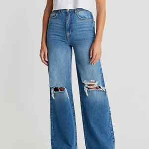 Idun jeans - Ginas populära idun wide jeans med slitna knän! I bra skick, däremot har jag klippt upp dem lite så de passar någon som är 160-169 cm ungefär, annars i bra skick! Köparen står för frakten 🤎
