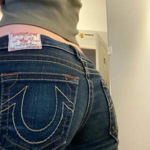 jättesnygga low waisted  True Religion Jeans som tyvärr är lite för korta för mig. modellen är straight/ lite bootcut!💓mycket bra skick!! (spårbar frakt 66kr)