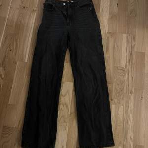 Ett par svarta jeans från h&m sitter väldigt bra och är i bra skick. Kan skickas men då betalar du frakten, kan även mötas upp om du bor i Nyköping. 