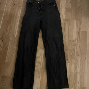 Svarta jeans - Ett par svarta jeans från h&m sitter väldigt bra och är i bra skick. Kan skickas men då betalar du frakten, kan även mötas upp om du bor i Nyköping. 