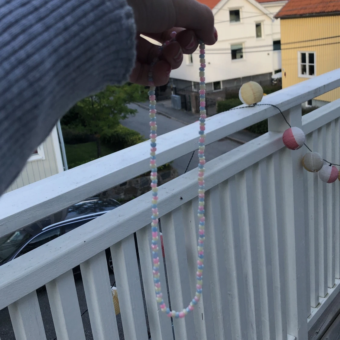 Ett pärl hals band med ljusa färger