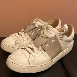 Valentino skor - !! INTRESSEKOLL !! Tänkte sälja mina gamla valentinos i storlek 38! Köptes På Nathalie schuterman. De är inte i bästa skick men har tvättat översidan och de ser ändå ganska okej ut utom att ”valentino” har försvunnit där framme och under💓 Hör av dig för mer💓