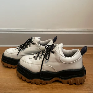 Eytys Angels - Säljer mina Eytys Angels i storlek 39. Använda men väl omhändertagna!