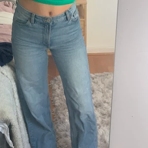 Monki jeans YOKO - Populära jeans från monki i modellen YOKO, i strl 34. Jag är 167 och dom passar perfekt i längden, är till och med lite för långa! Du står för frakt