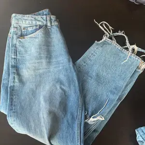 Ett par blåa jeans som har kommit till andvändnig mycket men nu blivit försmå storlek 27/32