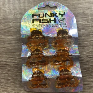 Hårklämmor  - Väldigt fina fjärils hårklämmor i bra skick❤️ Om ni vill ha mer bilder skriv, 1 paket 25kr 10kr st❤️