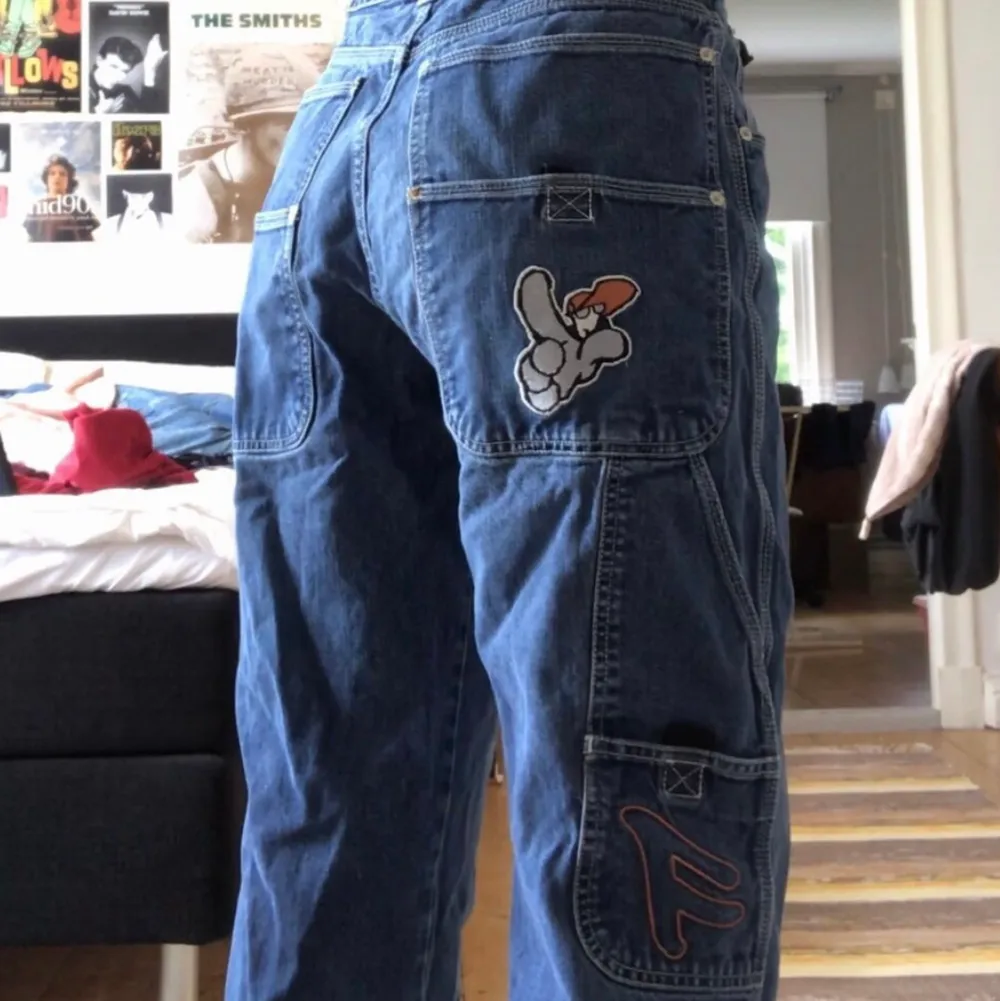 Coola jeans med detaljer på bakfickan. Baggy på mig som är en S. Jeans & Byxor.