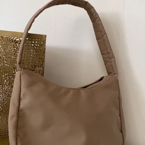 Väska  - Säljer min beiga väska köpt på Gina❤️ köpt för 250 säljer för 100!❤️ priset kan alltid diskuteras vid snabb affär 