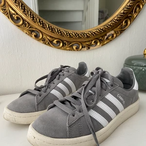 Adidas Sneakers  - Gråa fina sneakers från ADIDAS 🖤🖤🖤                            Storlek: 36                                                                           *köparen står för frakten* (knappt använda) 