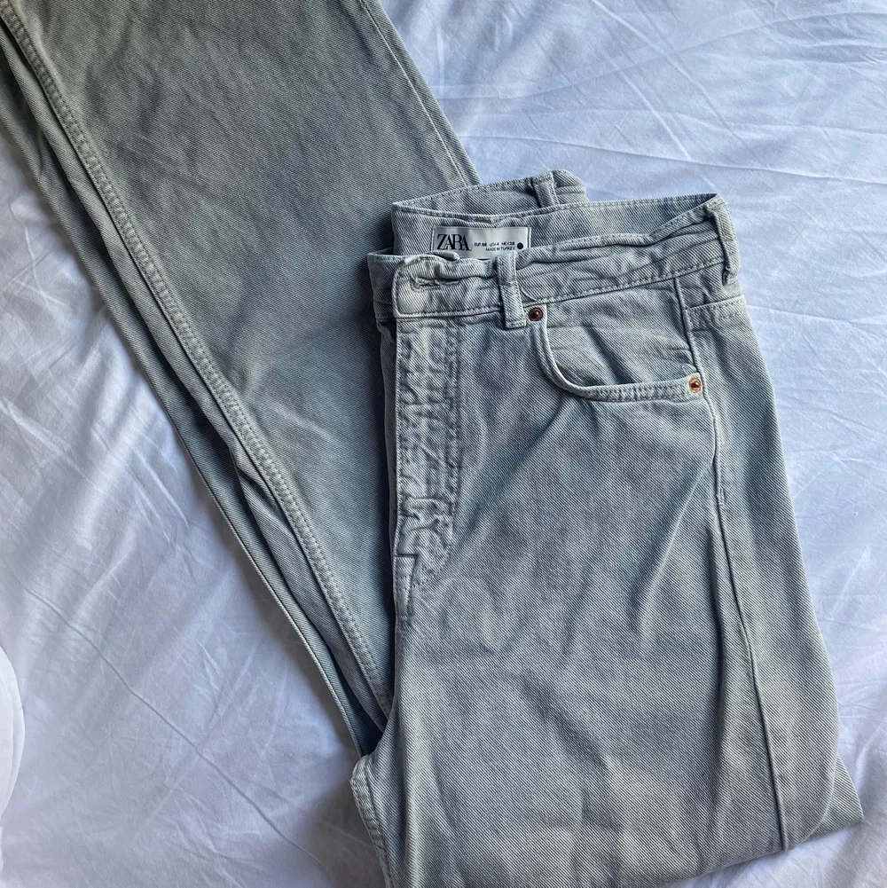 Zara 90’s full lenght jeans som jag säljer då de är för små. Denna färg går inte längre att köpa. Väldigt sparsamt använda. Det enda är att några trådar har åkt upp på bakfickorna i tvätten (se bild 3) men det går att sy om man vill! Köpare står för frakt💞 . Jeans & Byxor.
