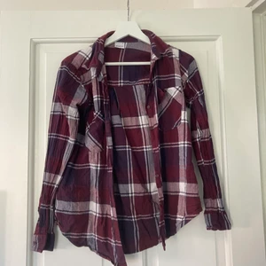 Skjorta - En skjorta från Ginatricot i storlek: 36, vilket motsvarar storlek S. Nypris: 179kr. Frakt kan man välja mellan spårbar och icke spårbar.