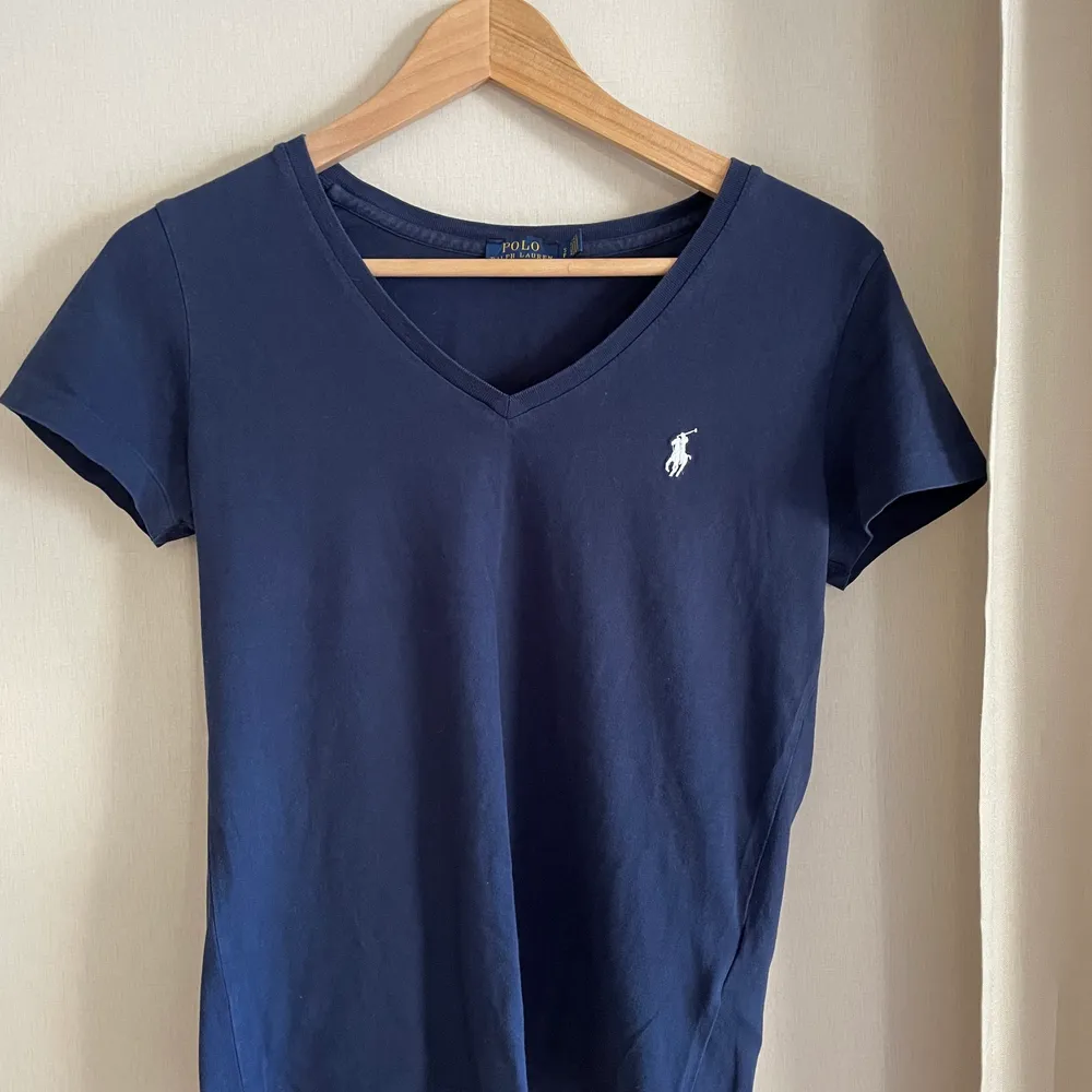 En mörkblå T-shirt från Ralph Lauren i storlek S, jätte bra skick. . T-shirts.
