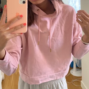 Hoodie - Frakt ingår i priset! Supersnygg rosa kroppad hoodie, skriv för fler bilder! 💓💓💓💓