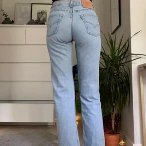 Levis 501 W25/26, L34 - As fina jeans i mycket bra skick. Köpa här på plick för ca 1800. Men är tyvärr för korta för min smak, är 180 cm lång och tycker om när byxorna släpar lite i marken. Storleken i jeansen är w28/l34, men passar mig som brukar ha w25-26. Säljer direkt för 1800, annars till högsta bud ♥️