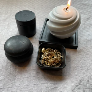 Black Collection - Den svarta kollektionen! Fat, två olika små burkar med lock och den lilla fyrkantiga skålen!