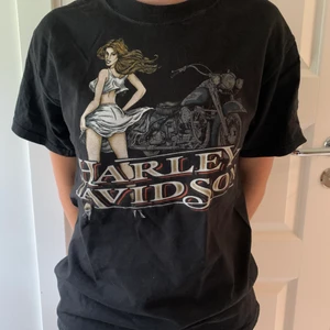 Harley Davidson t shirt - Harley Davidson tshirt!!! Asballt tryck och i jättebra skick😍 skriv för fler frågor osv😙