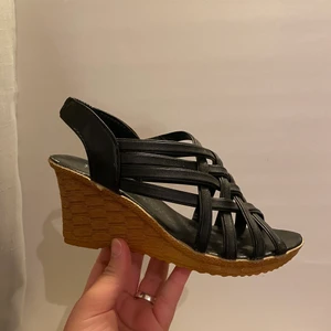 Klackar i strl 37 - Ett par svarta klackar som är använda max 3 gånger i storlek 37! 75kr eller lägg ett bud💓